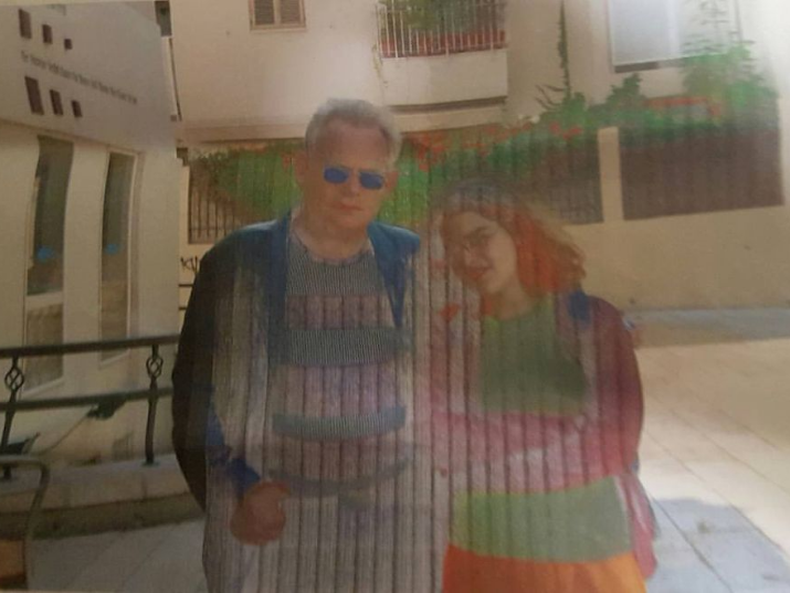 אבא ואני ברחבת מרכז סוזן דלל, מקום שאבא הקים ואהב במיוחד. סריקה של תדפיס. למדפסת נגמר הצבע תוך כדי ההדפסה. הקובץ ובו הצילום הדיגיטלי אבד מזמן.